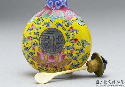 图片[2]-Glass-body painted enamel snuff bottle with lotus blossoms and “myriad” “longevity” characters, Qing dynasty, Qianlong reign (1736-1795)-China Archive